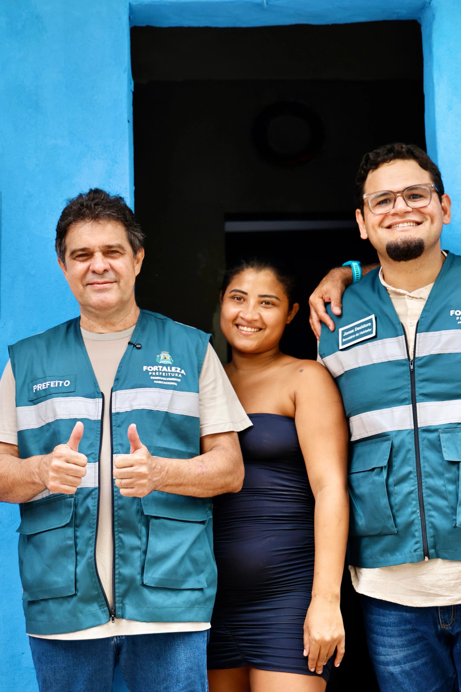grupo de pessoas posa para a foto